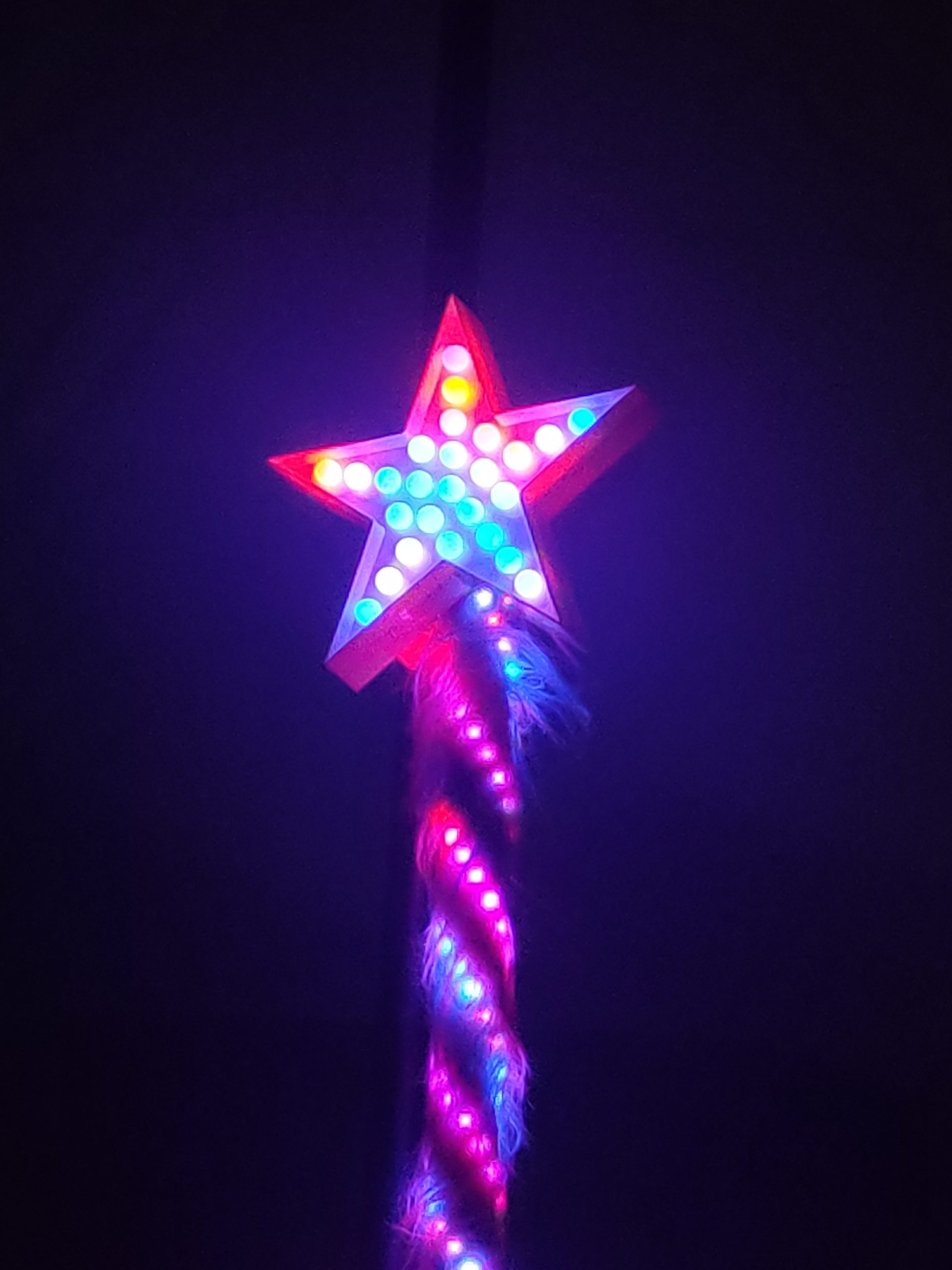 Sternstab: leuchtender LED-Stern auf einem Stab mit spiralförmigem Lichtband