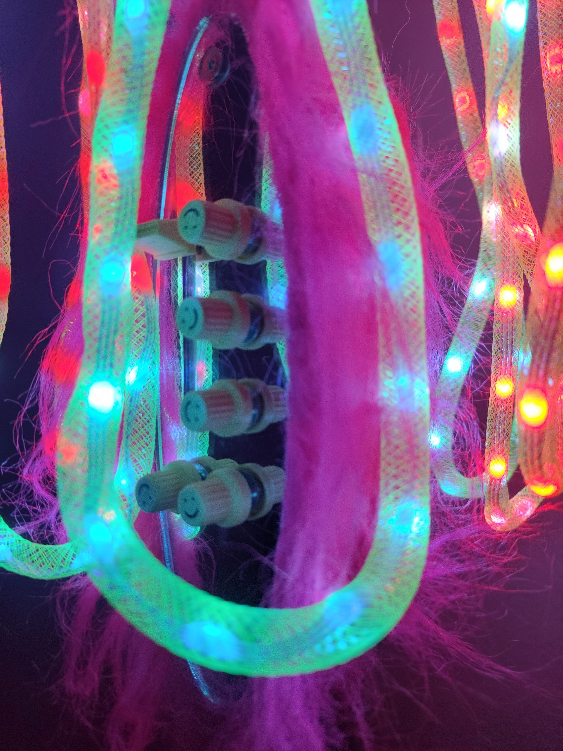 Davids Totem: leuchtende Schläuche in Pink und Türkis