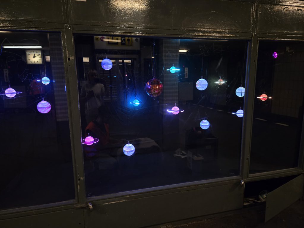 Traumraum Alt-Mariendorf – schwebende LED-Planeten in der U-Bahnhof-Vitrine