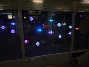 Traumraum Alt-Mariendorf – schwebende LED-Planeten in der U-Bahnhof-Vitrine