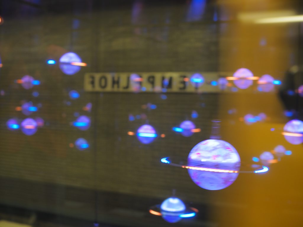 Traumraum Alt-Tempelhof – verspiegelte Vitrine mit schwebenden Planeten