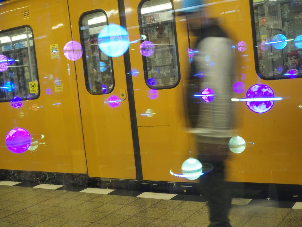 Traumraum Alt-Tempelhof – verspiegelte Vitrine mit schwebenden Planeten