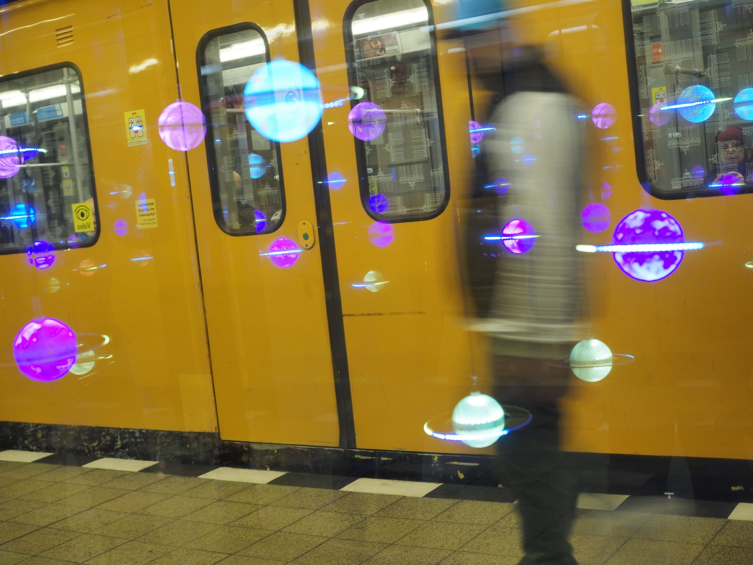Traumraum Alt-Tempelhof – verspiegelte Vitrine mit schwebenden Planeten