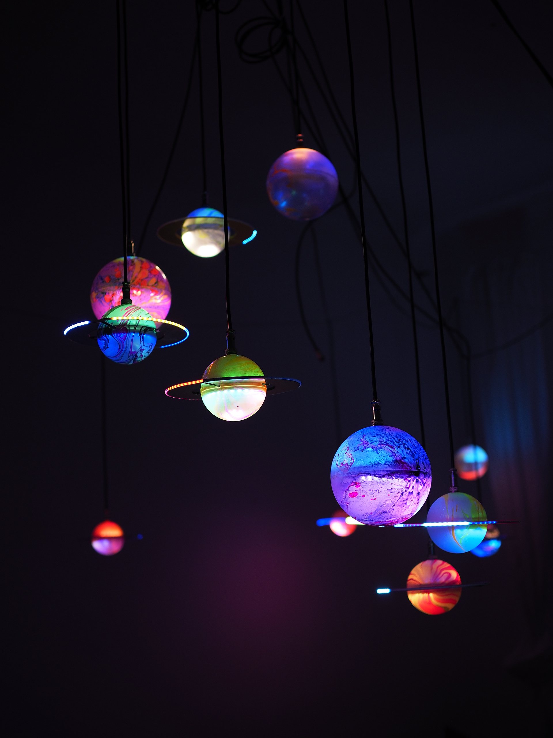 Planet – Little G: schwebende LED-Planeten mit leuchtenden Ringen im Dunkeln