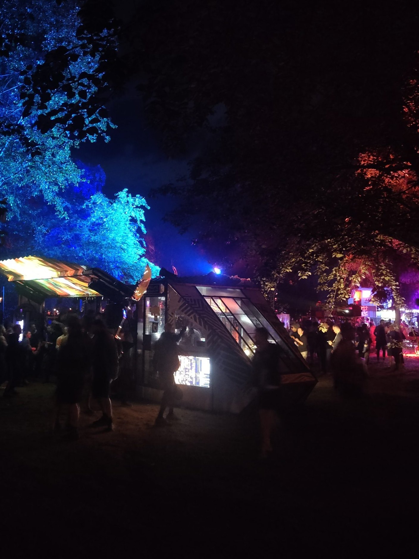 Spaceship Cockpit — Fusion: mobile Bühne im Raumschiff-Design bei Nacht im Wald